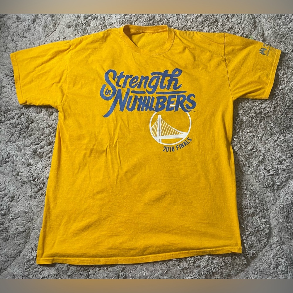 ⛹🏻‍♂️2016 Golden State Warriors Play Offs Signature Shirt size XL